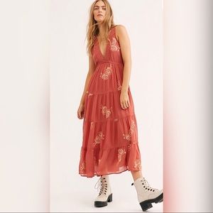 RUN AWAY EMBROIDERED MIDI DRESS DUSTY PERIWINKLE